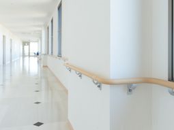 清潔な廊下と手すり