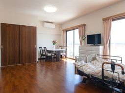 明るい居室の様子