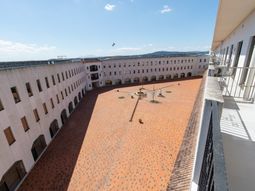 広々とした明るい中庭