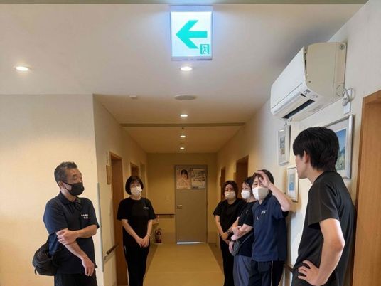 スタッフが立つ廊下  