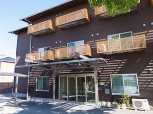 木質のバルコニーがある建物