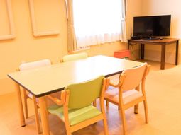 カラフルな椅子が並ぶ部屋