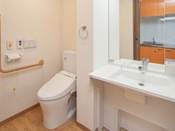 清潔感のあるトイレと洗面台