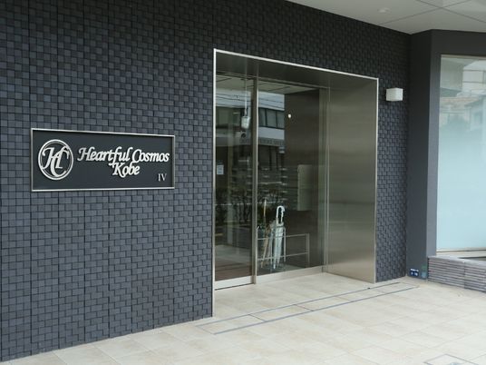 エントランスのシックな外観