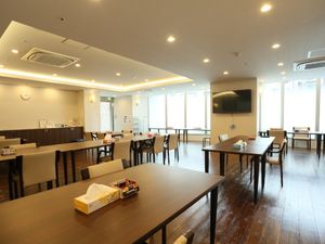 広々とした明るい食堂