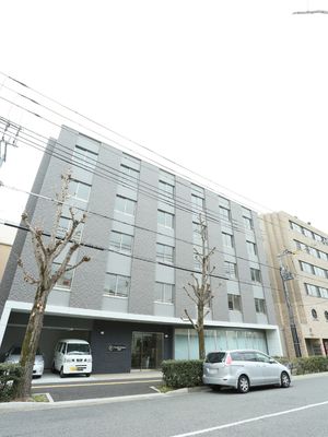 現代的な外観の建物