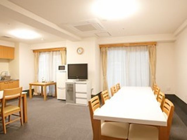 明るい共有リビング空間 共有スペース ゆったりとした共有リビングには大型テレビが完備され、快適な居心地の空間を提供しています。ゆっくりとくつろぎながら、コミュニケーションも楽しめる設計となっております。