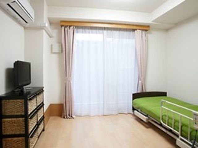 シンプルな個室の居室 居室 シンプルで清潔感のある個室です。自分の好みに合わせてカスタマイズができる空間で、静かな個人時間を過ごせます。