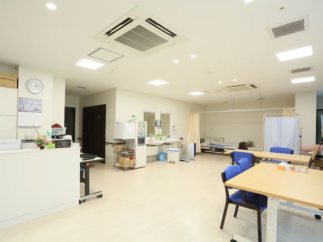 清潔な機能訓練室 事務所 広々とした訓練室では、リハビリテーションのための設備が整い、明るく清潔な環境が保たれています。専門のスタッフによるサポートもあり、快適にお過ごしいただけます。