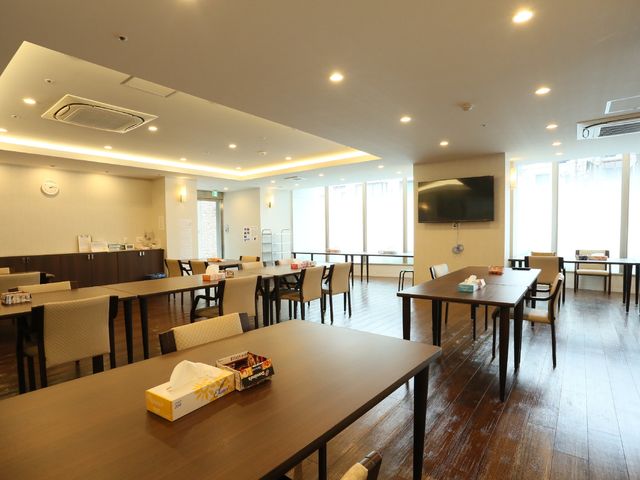 広々とした食堂 レストラン 暖かな色合いでまとめられた広い食堂です。テーブルごとに配慮された配置で、ゆったりとした食事の時間を過ごせます。