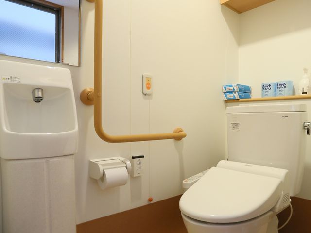 バリアフリー対応トイレ トイレ 手すりが設置された清潔なトイレスペースです。安心してお使いいただける環境が整っています。