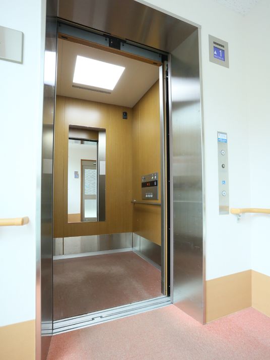 エレベーターの開いた扉