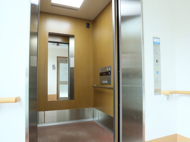 エレベーターの開いた扉 エレベーター 快適に移動できる広々したエレベーターです。毎日の移動がよりスムーズになります。