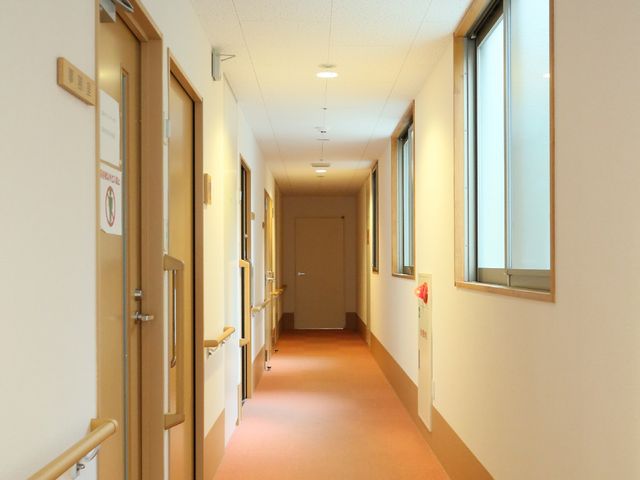 明るい廊下 廊下 ゆったりとした通路は、天井も高く開放的な雰囲気です。壁に設けられた手すりは、歩行時の安全をサポートします。