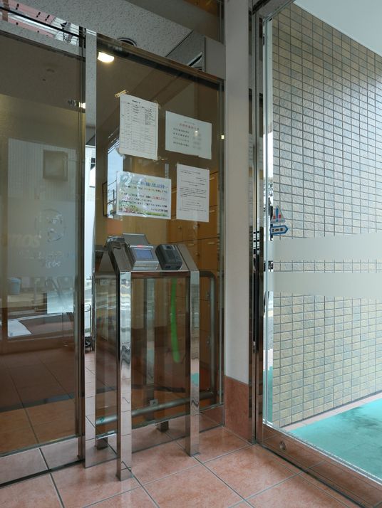 エントランスの自動ドア