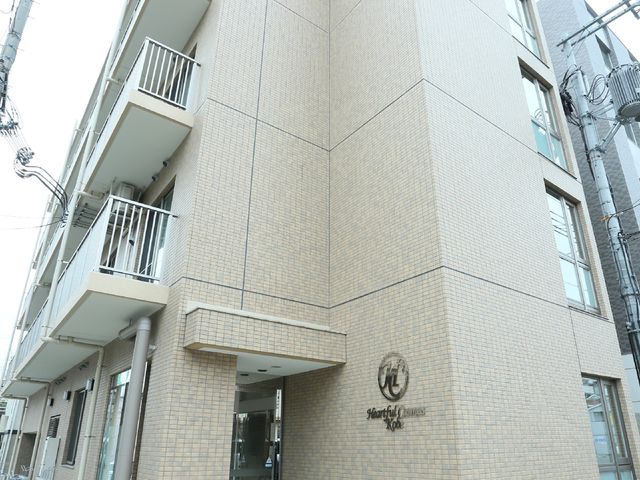 清潔感のある建物の外観 外観 清潔で落ち着いた色合いの建物が、あなたの新しい職場になるかもしれません。きれいに整ったエントランスがお出迎えします。