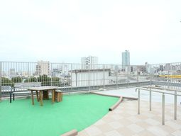 都市の景色が広がるテラス