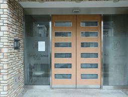 石造りの壁と木製の扉