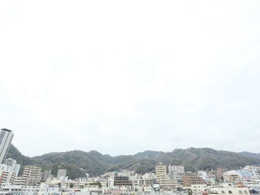 街並みと山を望む窓