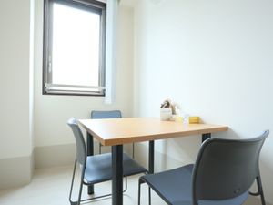 シンプルな居室のテーブル