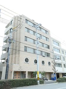 清潔感のあるビル外観
