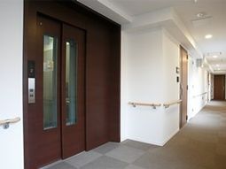 明るい廊下とエレベーター