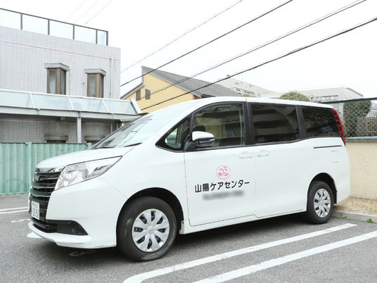 白い福祉車両駐車中