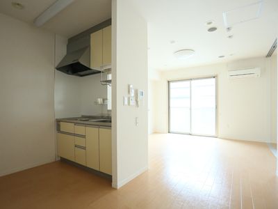 キッチン付きの明るい居室