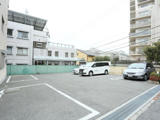 建物と駐車場の外観