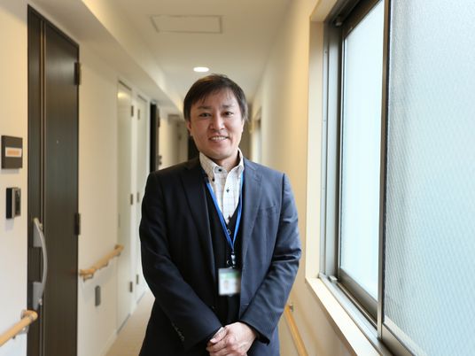 笑顔のスタッフと廊下