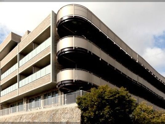 現代的な建物の外観