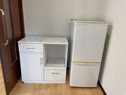清潔な居室の冷蔵庫