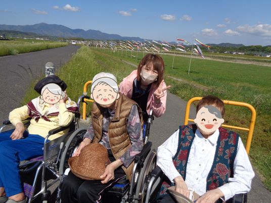 住民たちとの散歩風景