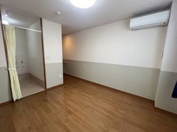 明るいエントランスの居室