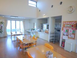 明るい食堂スペース