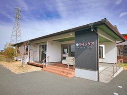 明るい外観の建物