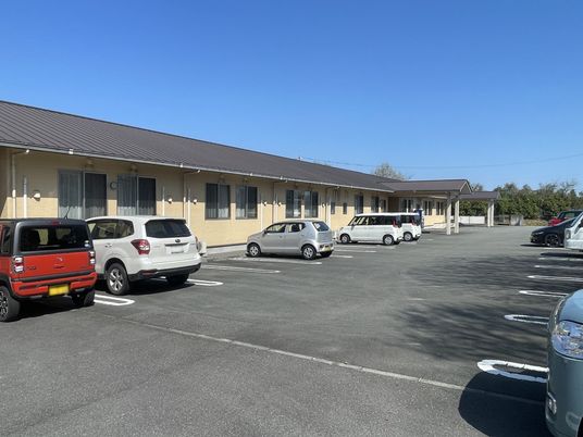 駐車場付きの建物外観