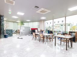 光が差し込む広々とした室内