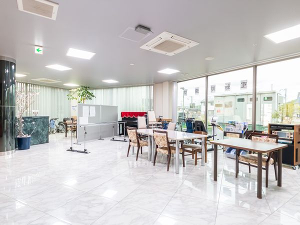 光が差し込む広々とした室内