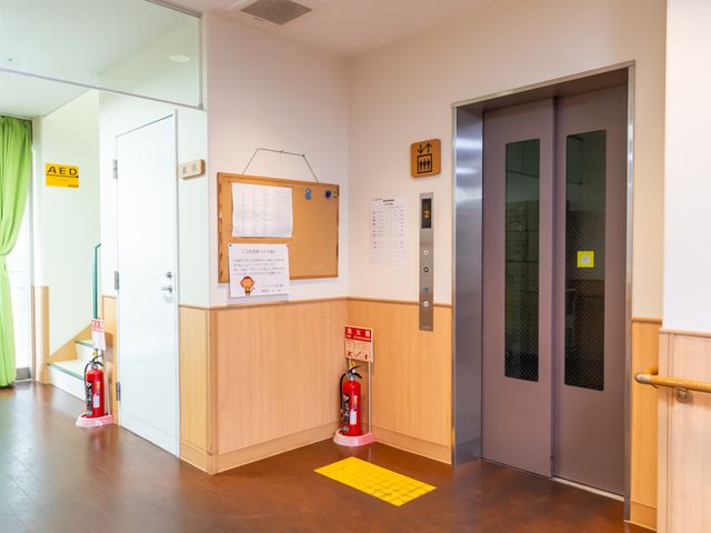 避難経路のある廊下 廊下 避難経路を示したサインがある廊下です。安全面に配慮された明るい空間になっています。