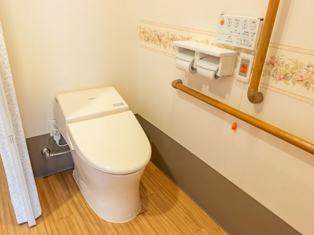 快適な設備のトイレ トイレ 安全に配慮された手すり付きの設計です。温水洗浄機能付きで快適に利用できます。