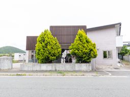 緑が印象的な外観