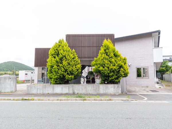 緑が印象的な外観