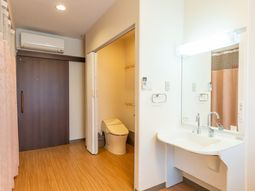 清潔なトイレと洗面台