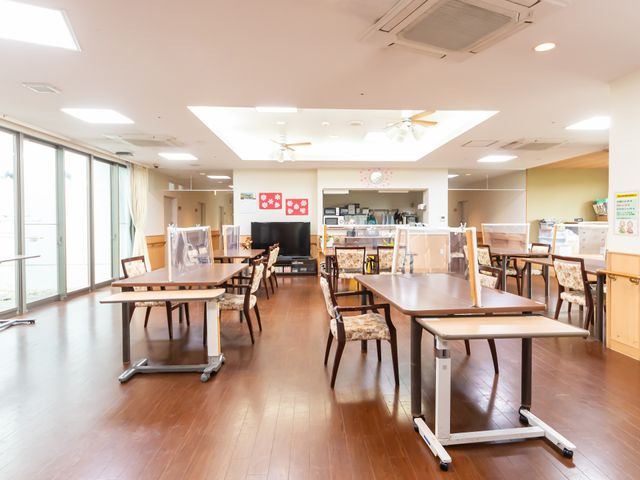 広々としたダイニングルーム ダイニングルーム 自然光が入る明るい食事スペースです。椅子に座りながら和やかな時間を過ごせます。