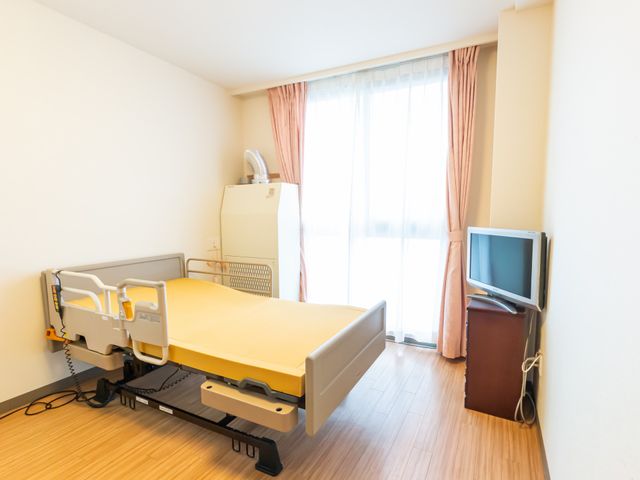 シンプルな居室 居室 自然光が差し込む明るい空間です。リラックスできる快適な設備が整っています。