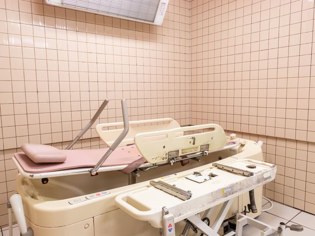 機械浴槽の室内 浴室 シンプルで機能的な浴室内は、安心して使用できるよう設計されています。