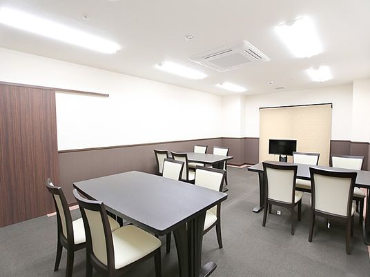 清潔なダイニングスペース