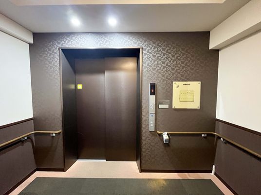 広々としたエレベーター