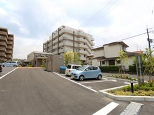 施設前の駐車場と建物外観  